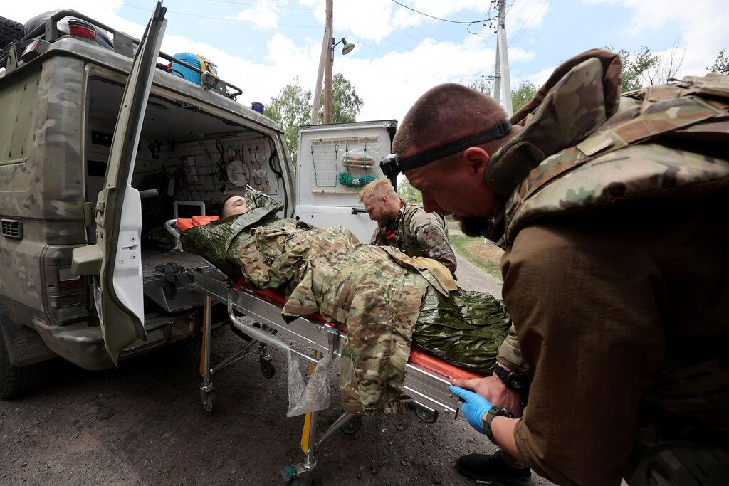 12.05.2024, Ukraine, Wowtschansk: Evakuierung eines Verwundeten aus der Stadt Wowtschansk, die ständig unter russischem Beschuss steht.