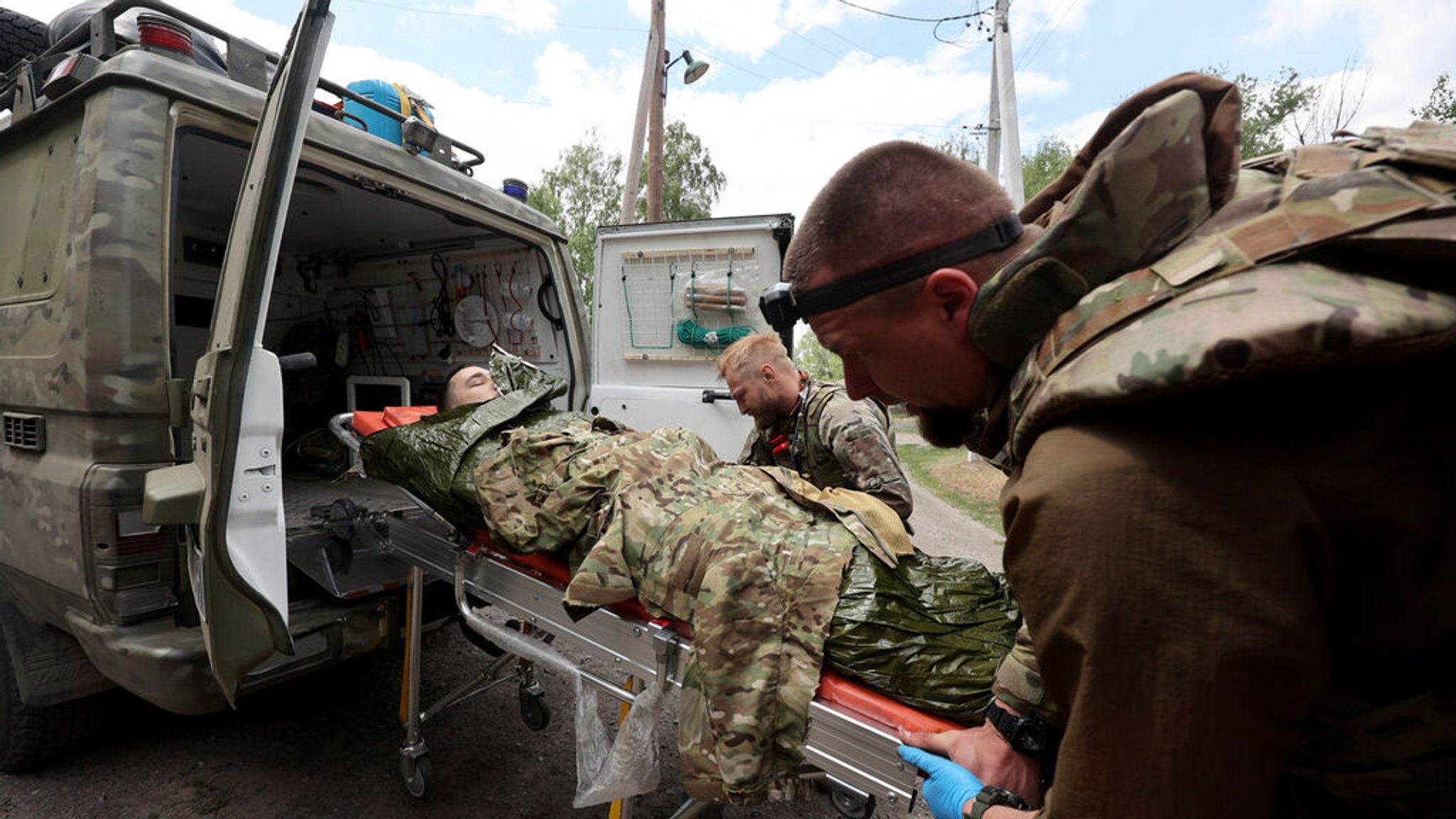 12.05.2024, Ukraine, Wowtschansk: Evakuierung eines Verwundeten aus der Stadt Wowtschansk, die ständig unter russischem Beschuss steht.