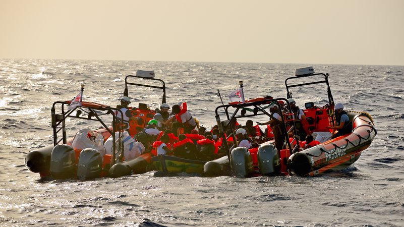 (Archivild) Seenotrettung im zentralen Mittelmeer. | Bild: picture alliance / Daniel Kubirski | Daniel Kubirski (Archivild) Seenotrettung im zentralen Mittelmeer.