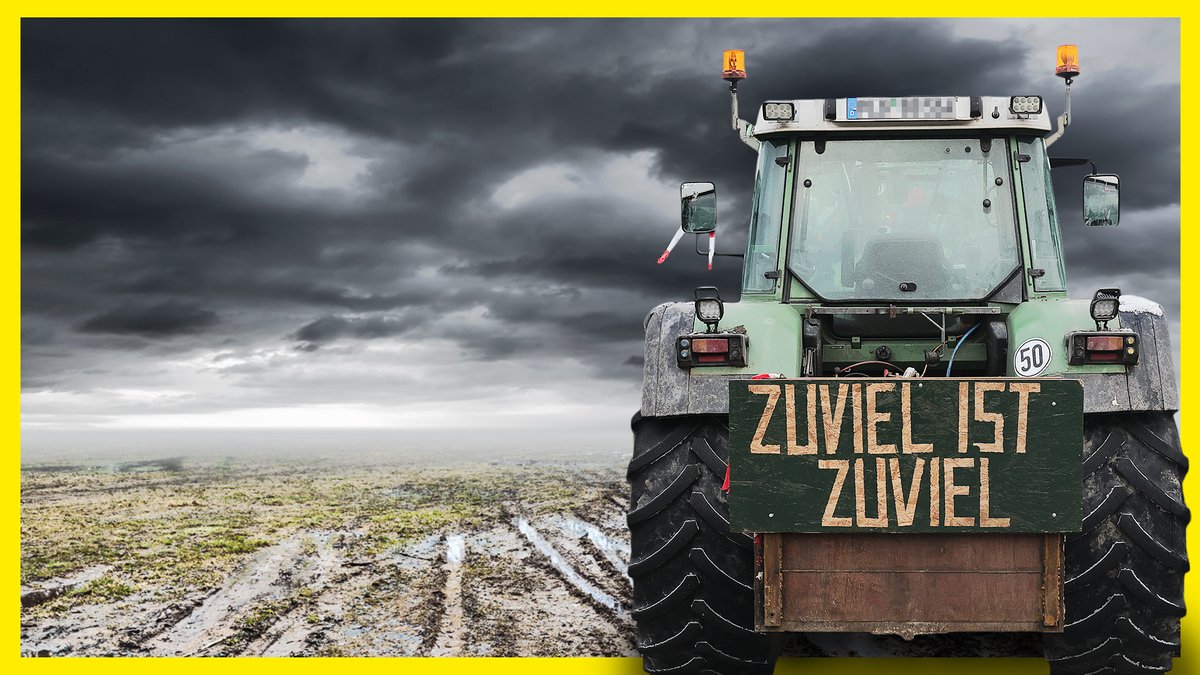Ein Traktor ist mi der Aufschrift "Zuviel ist zuviel" versehen, im Hintergrund ein düsterer Himmel und ein brachliegendes Feld.