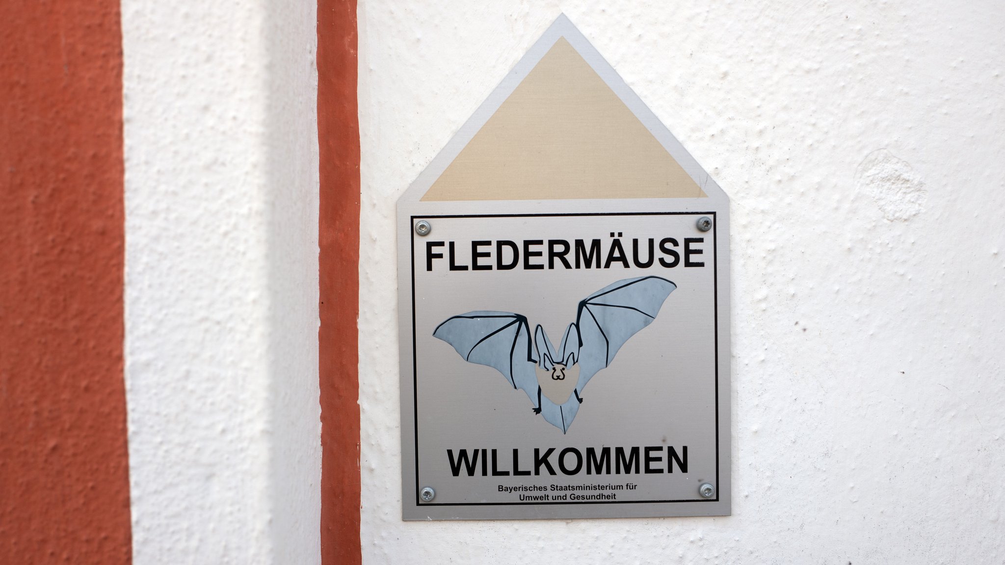 Das Bayerische Umweltministerium vergibt die Plakette "Fledermäuse willkommen".