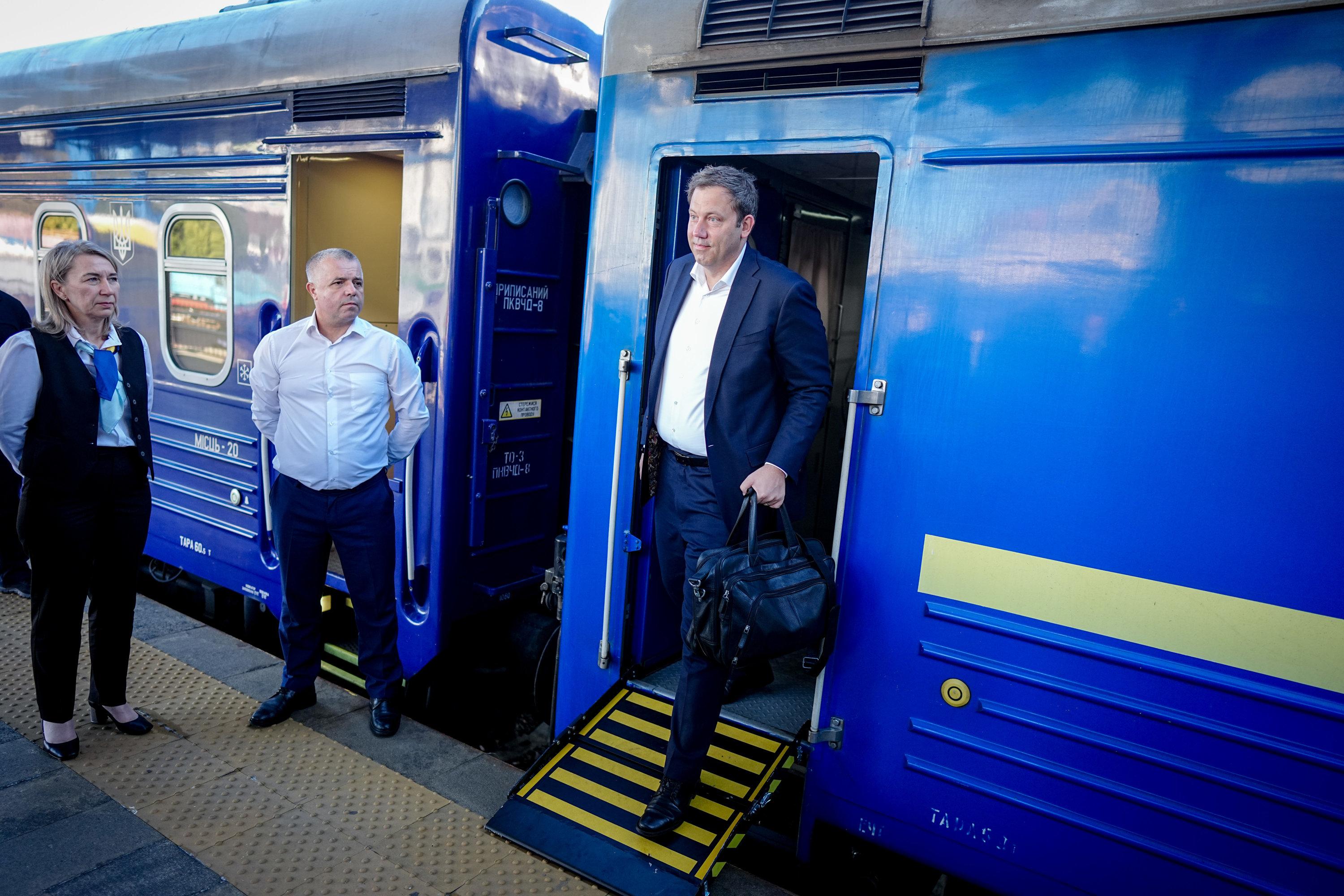 Lars Klingbeil, Bundesminister der Finanzen, Vizekanzler und SPD-Bundesvorsitzender, kommt am Morgen mit einem Sonderzug auf dem Bahnhof der ukrainischen Hauptstadt Kiew an.