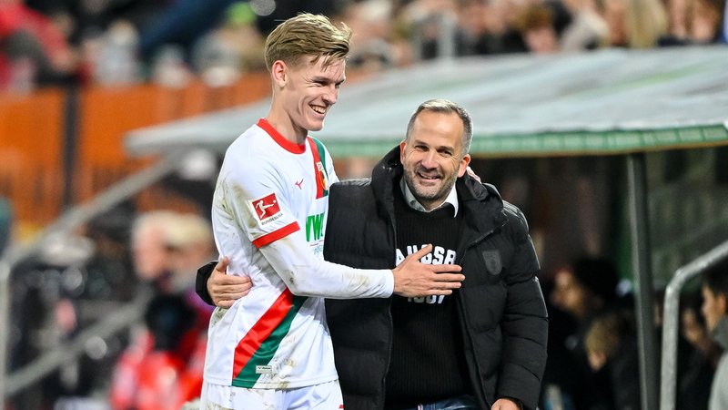 dpatopbilder - 06.12.2025, Bayern, Augsburg: Fußball: Bundesliga, FC Augsburg - Bayer Leverkusen, 13. Spieltag, WWK-Arena. Anton Kade (l, FC Augsburg) und Trainer Manuel Baum (FC Augsburg) nach der Auswechslung. Foto: Harry Langer/dpa - WICHTIGER HINWEIS: Gemäß den Vorgaben der DFL Deutsche Fußball Liga bzw. des DFB Deutscher Fußball-Bund ist es untersagt, in dem Stadion und/oder vom Spiel angefertigte Fotoaufnahmen in Form von Sequenzbildern und/oder videoähnlichen Fotostrecken zu verwerten bzw. verwerten zu lassen. +++ dpa-Bildfunk +++ | Bild: dpa-Bildfunk/Harry Langer dpatopbilder - 06.12.2025, Bayern, Augsburg: Fußball: Bundesliga, FC Augsburg - Bayer Leverkusen, 13. Spieltag, WWK-Arena. Anton Kade (l, FC Augsburg) und Trainer Manuel Baum (FC Augsburg) nach der Auswechslung. Foto: Harry Langer/dpa - WICHTIGER HINWEIS: Gemäß den Vorgaben der DFL Deutsche Fußball Liga bzw. des DFB Deutscher Fußball-Bund ist es untersagt, in dem Stadion und/oder vom Spiel angefertigte Fotoaufnahmen in Form von Sequenzbildern und/oder videoähnlichen Fotostrecken zu verwerten bzw. verwerten zu lassen. +++ dpa-Bildfunk +++
