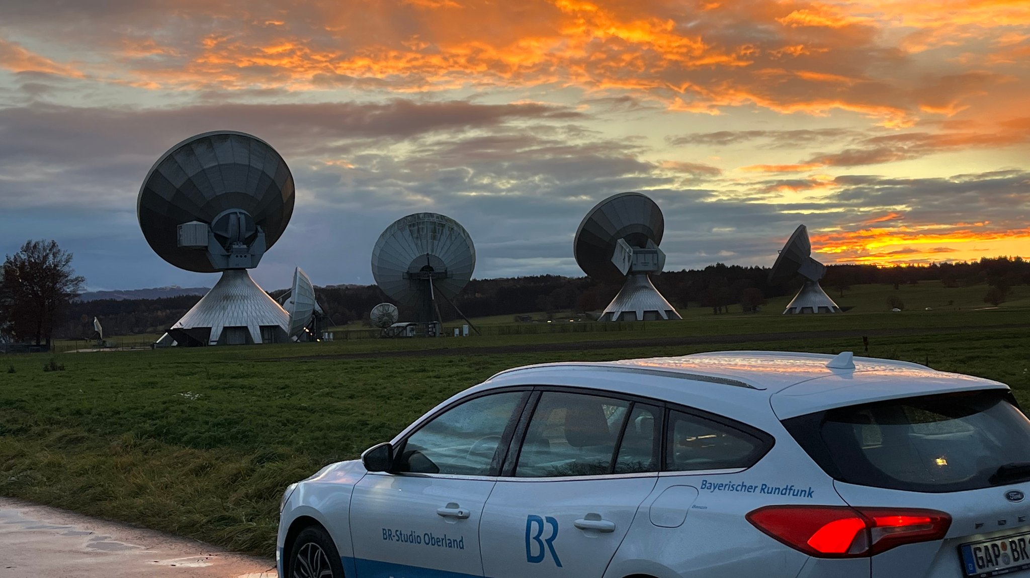 Ein Job mit Highlights: BR-Auto unseres Oberland-Korrespondenten bei Sonnenuntergang an der Erdfunkstelle in Raisting am Ammersee 