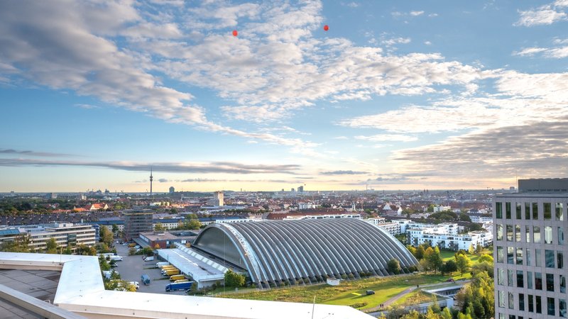 Paketpost-Areal in München: Die beiden roten Ballons oben im Bild markieren die Höhe der geplanten Zwillingstürme | Bild: picture alliance / SZ Photo|Alessandra Schellnegger Paketpost-Areal in München: Die beiden roten Ballons oben im Bild markieren die Höhe der geplanten Zwillingstürme