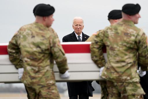 US-Präsident Biden beim Eintreffen der Särge der in Jordanien getöteten US-Streitkräfte in den USA.