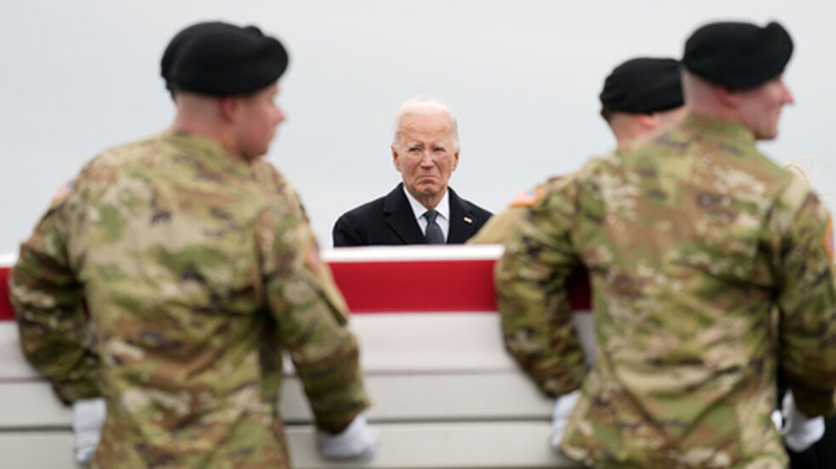 US-Präsident Biden beim Eintreffen der Särge der in Jordanien getöteten US-Streitkräfte in den USA.