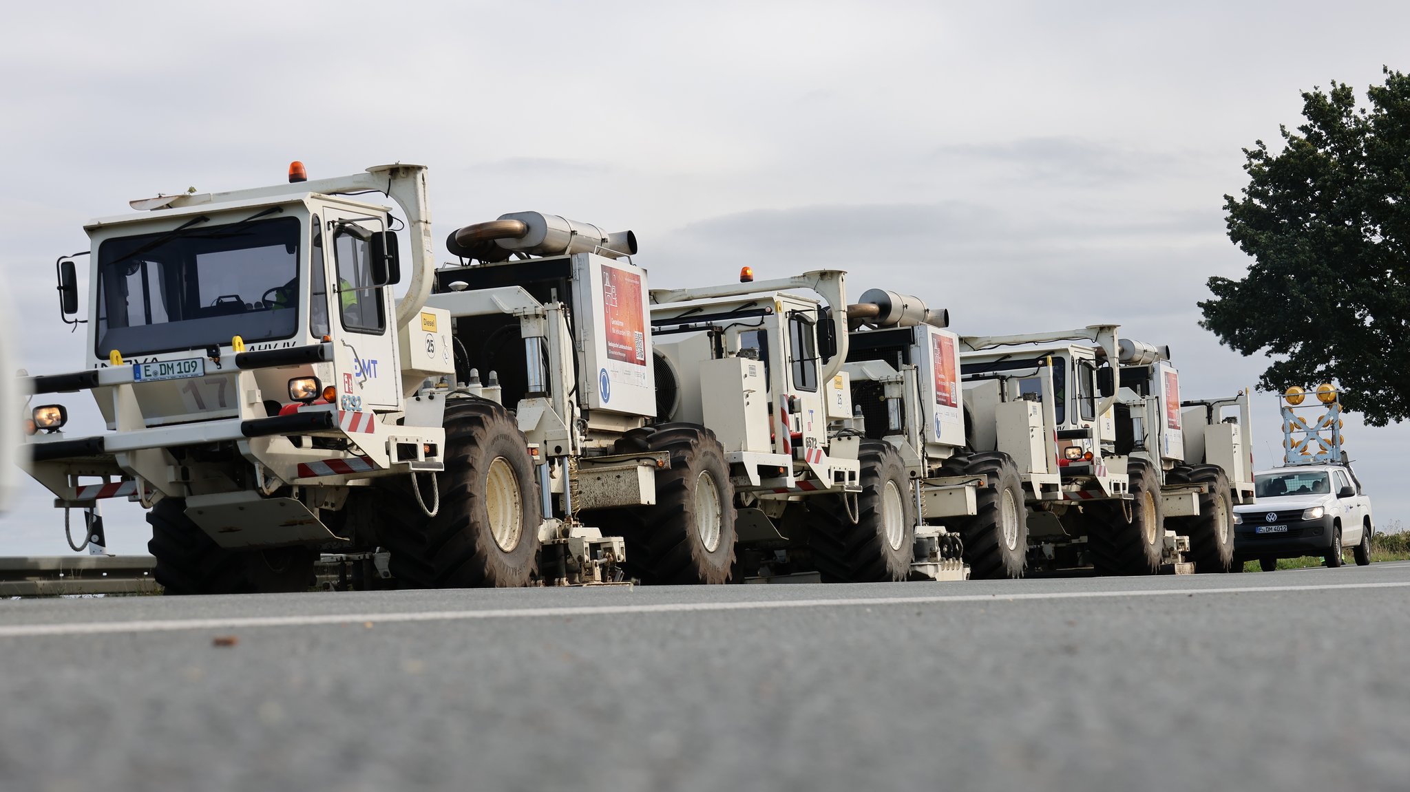 Die sogenannten "Vibrotrucks" sollen im Untergrund nach Erdwärme suchen | Bild: Enerchange Die sogenannten "Vibrotrucks" sollen im Untergrund nach Erdwärme suchen