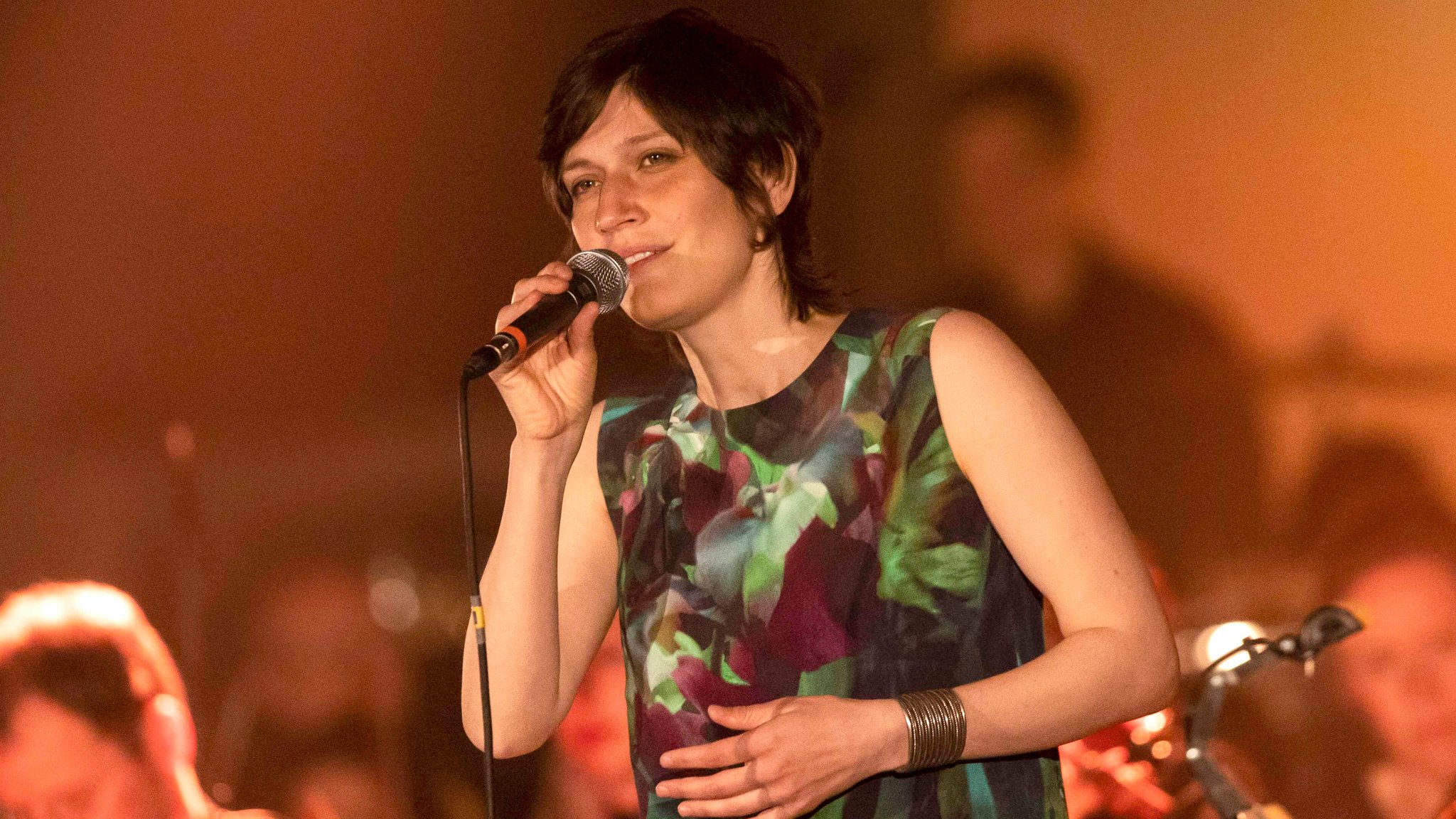 Die Musikerin Alin Coen bei einem Konzert im Jahr 2022 | Bild: picture alliance / Geisler-Fotopress | Michael Kremer/Geisler-Fotopress Die Musikerin Alin Coen bei einem Konzert im Jahr 2022