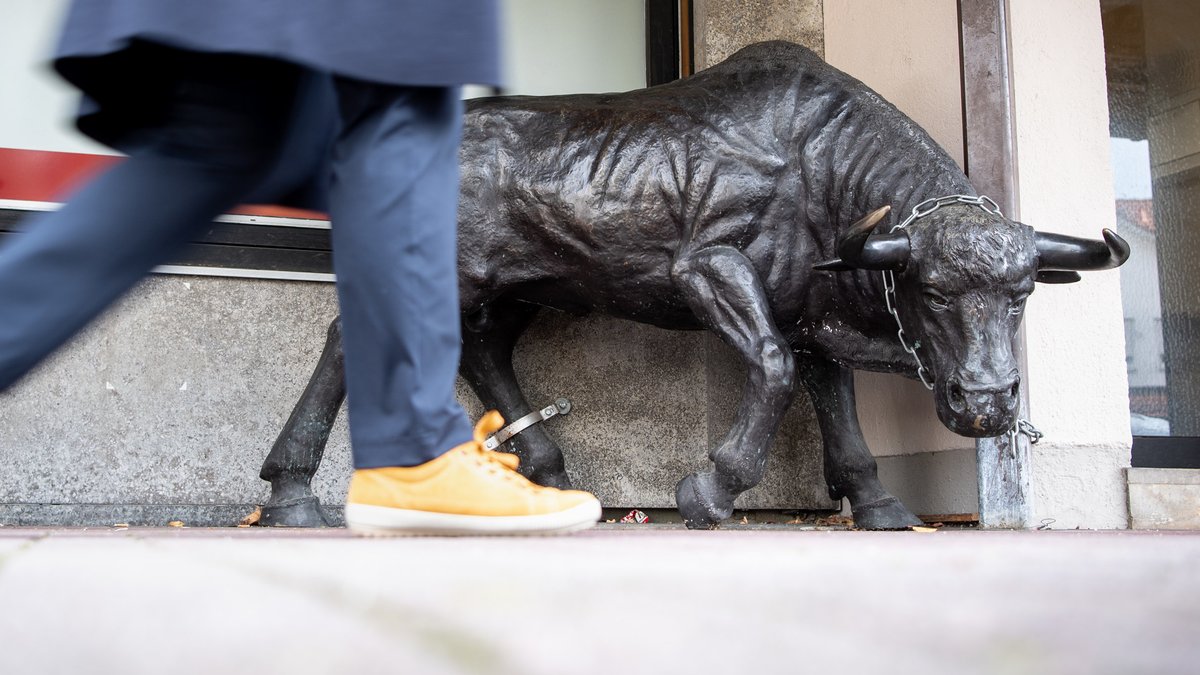 10.000 Euro Schmerzensgeld wegen umgekippter Stier-Skulptur