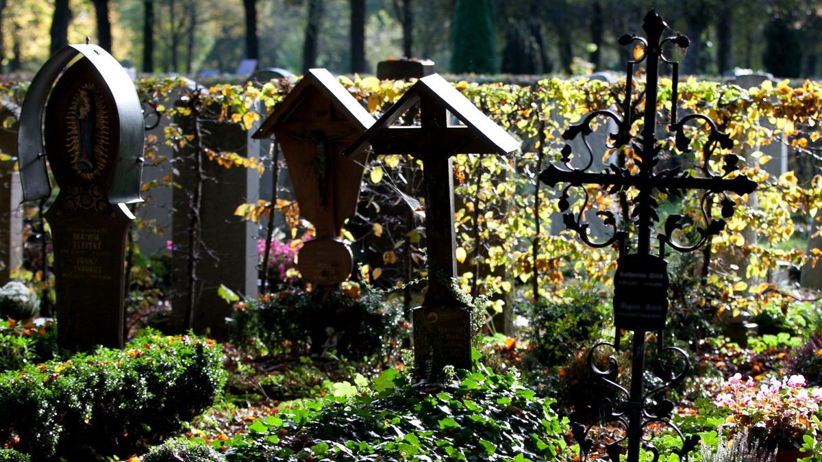 Grabkreuze auf Friedhof (Symbolbild)