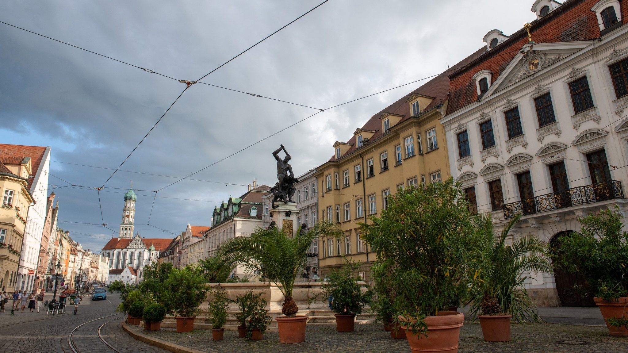 Die Augsburger Maximilianstraße mit dem Herkulesbrunnen