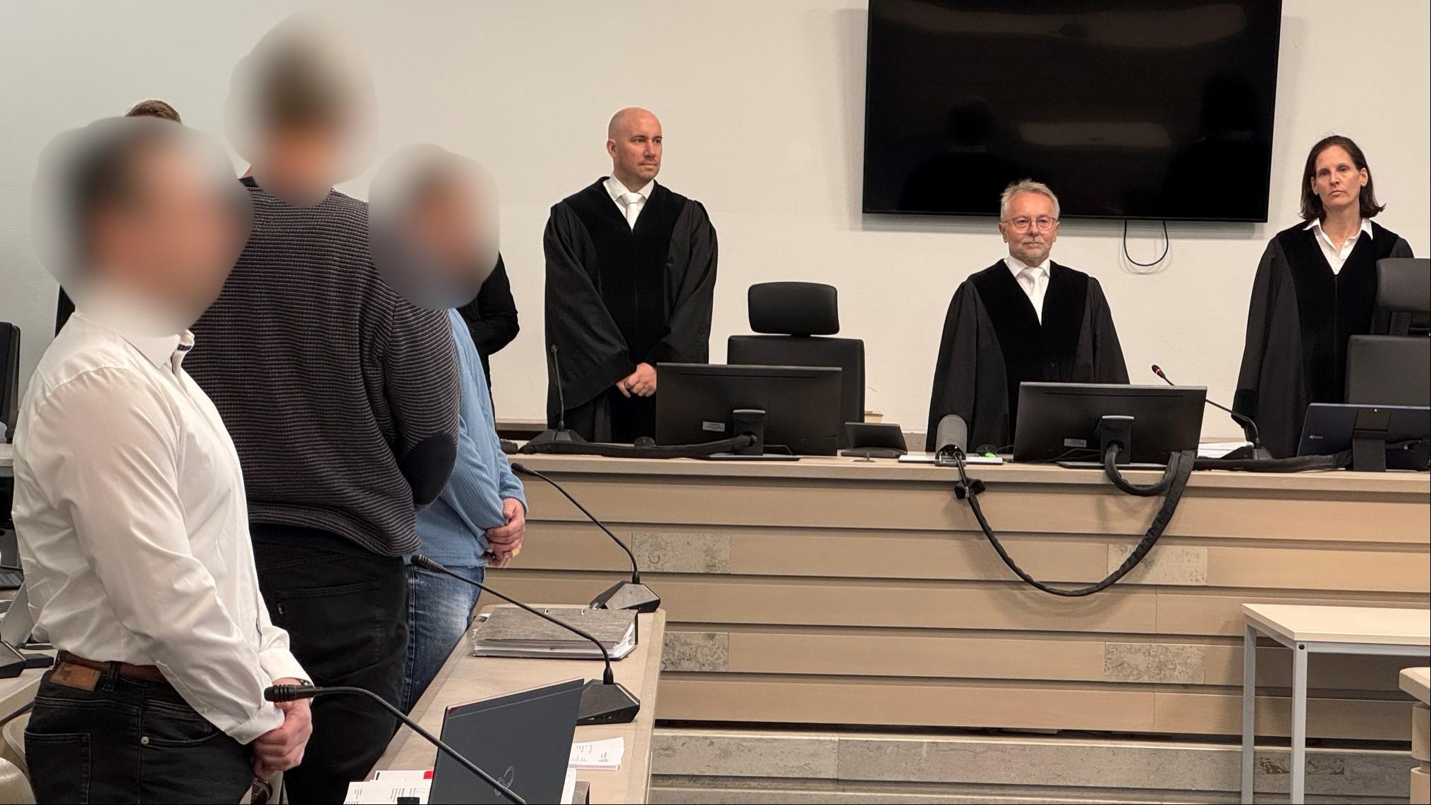 Angeklagte und Richter im Goldschatz-Prozess im Ingolstädter Landgericht