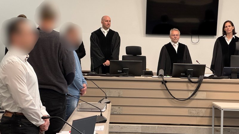 Angeklagte und Richter im Goldschatz-Prozess im Ingolstädter Landgericht | Bild: BR / Susanne Pfaller Angeklagte und Richter im Goldschatz-Prozess im Ingolstädter Landgericht