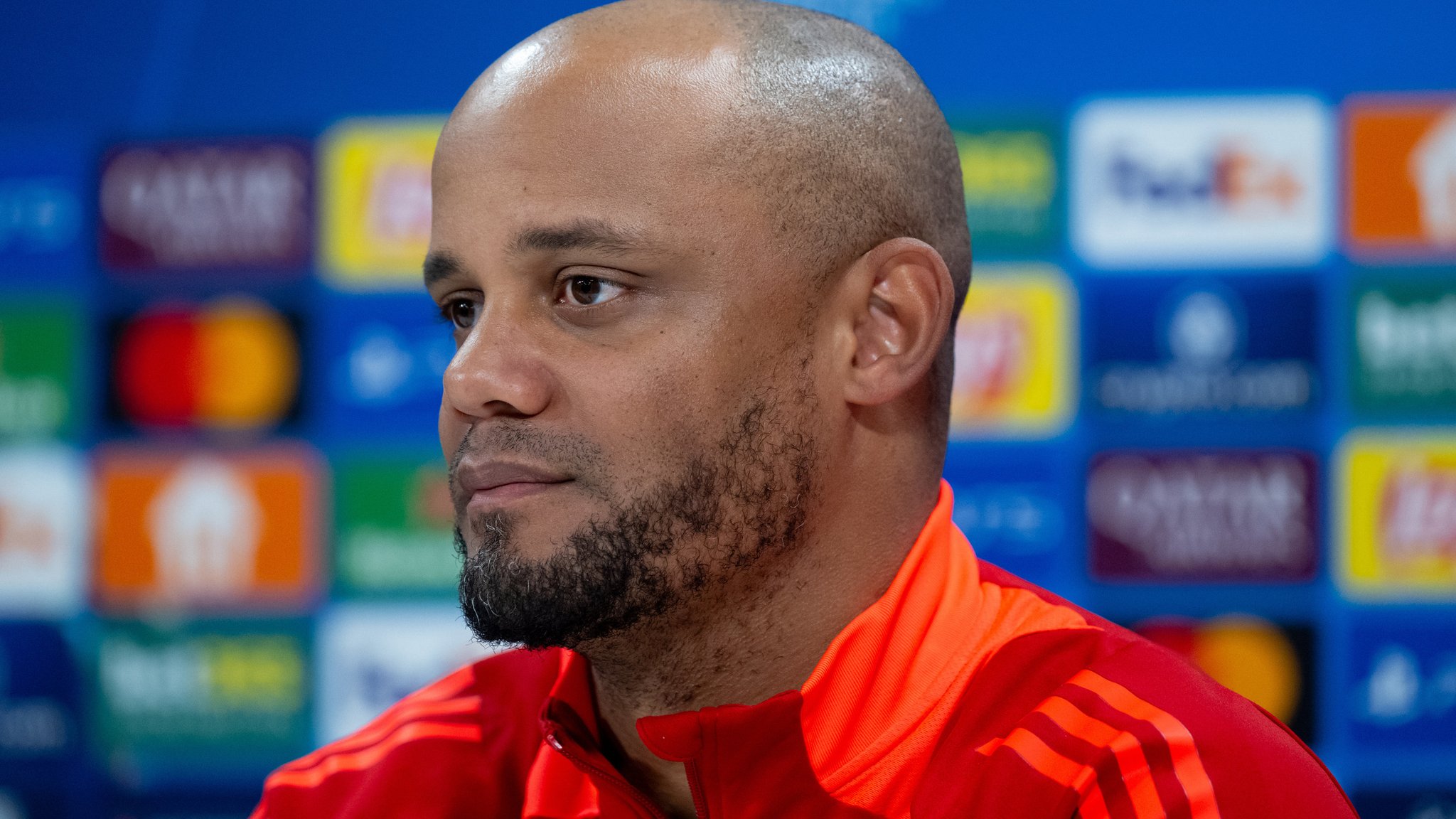 04.03.2025, Bayern, München: Fußball: Champions League, Bayern München - Bayer Leverkusen, K.o.-Runde, Achtelfinale, Hinspiel. Pressekonferenz FC Bayern am Trainingsgelände an der Säbener Straße. Trainer Vincent Kompany von München sitzt auf dem Podium. 