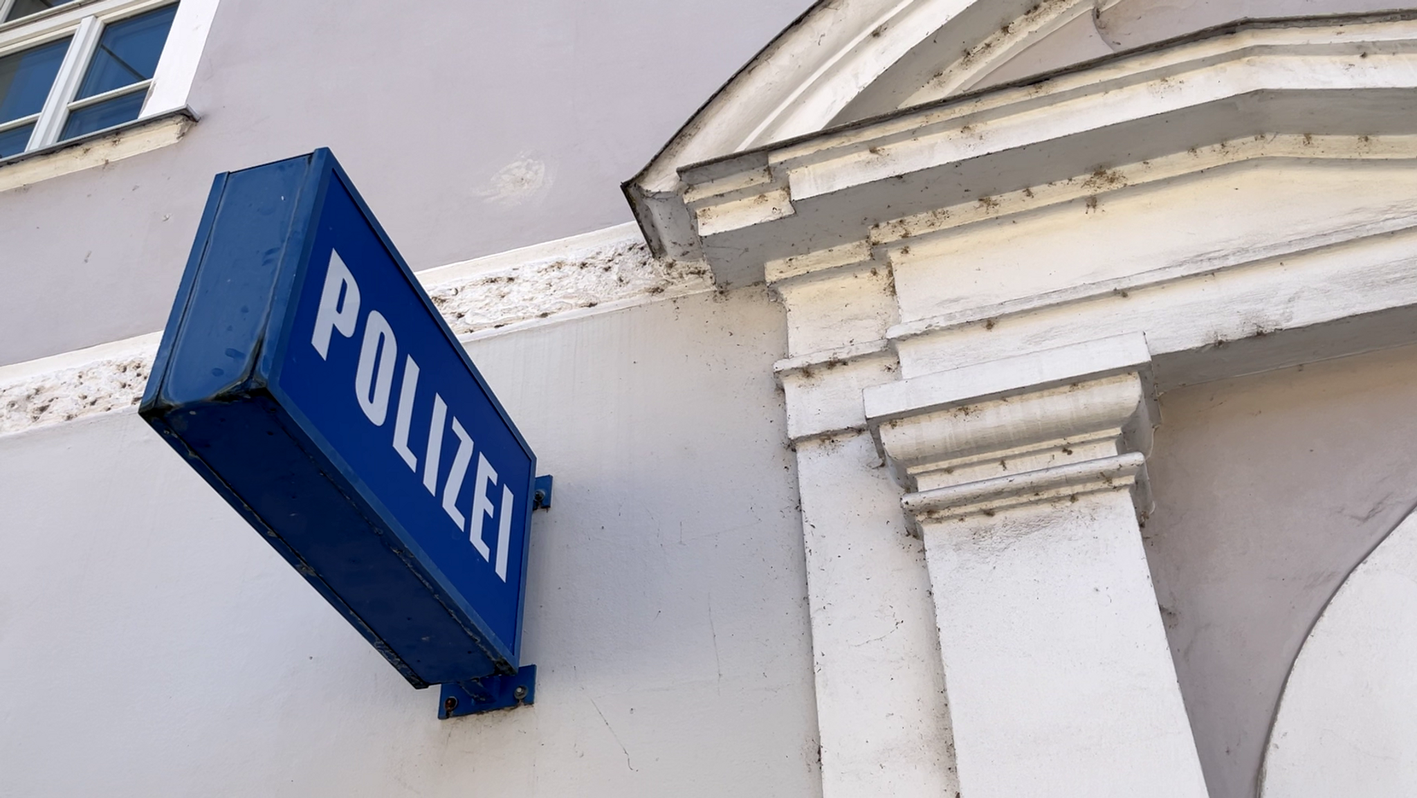 Die Polizeiinspektion Landshut von außen mit Flecken an der Fassade.