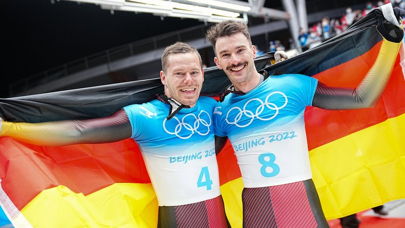Christopher Grotheer (l) und Felix Jungk aus Deutschland freuen sich über ihre Medaillen.