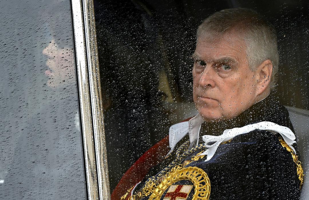 ARCHIV - 06.05.2023, Großbritannien, London: Prinz Andrew, Duke of York, verlässt Westminster Abbey nach der Krönungszeremonie des britischen Königs Charles und der Königin Camilla.