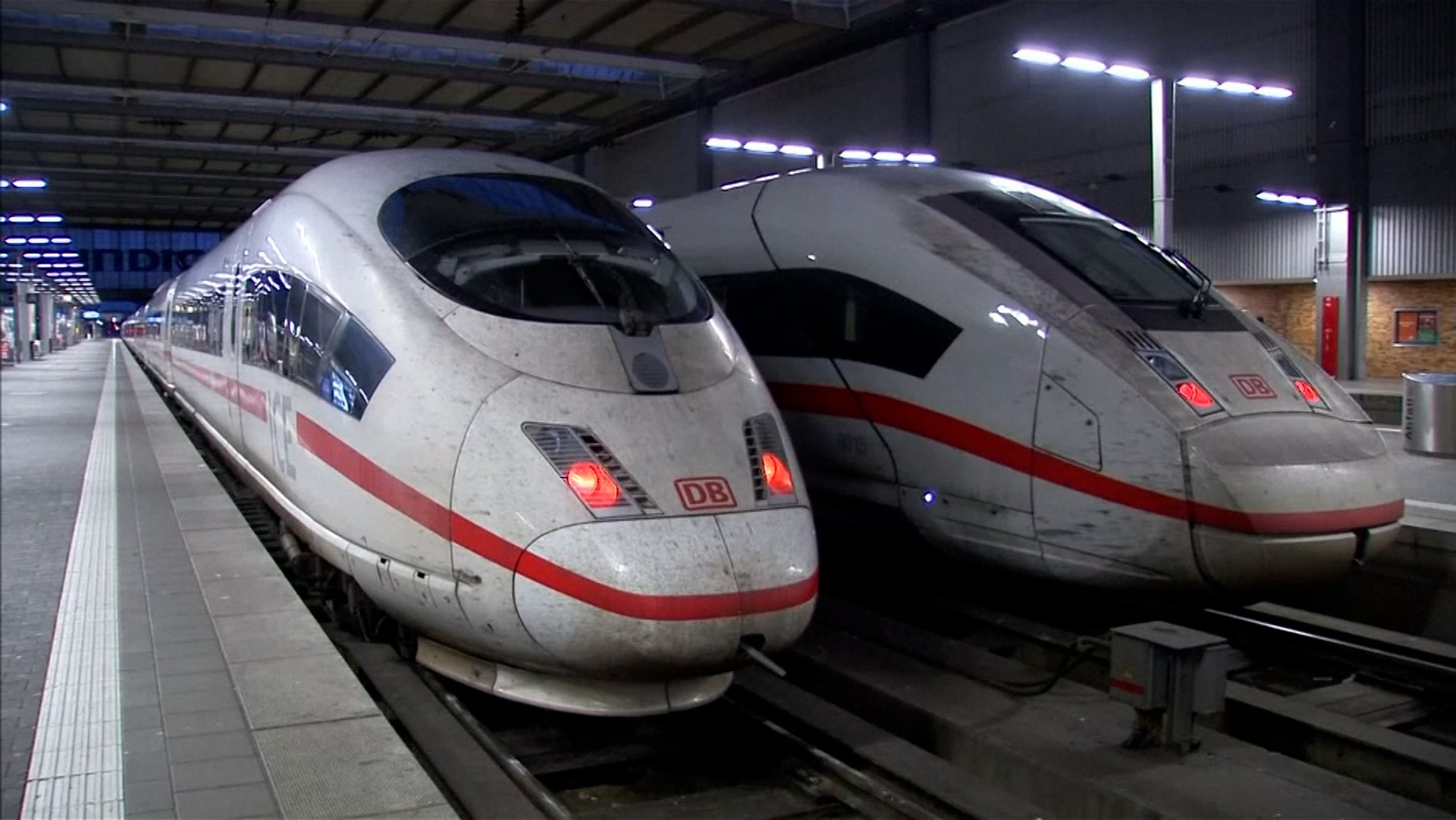 Zwei ICE-Züge in einem Bahnhof, stehend