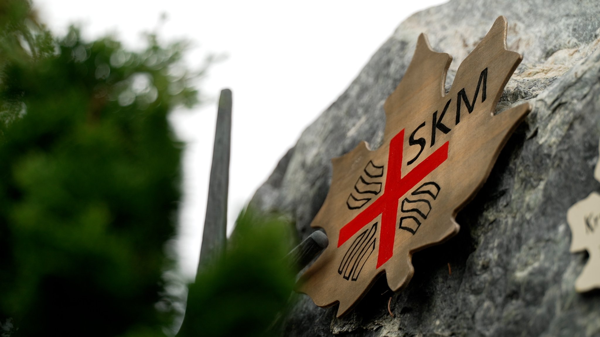 Das Grab des SKM auf dem Augsburger Westfriedhof: Hier finden Obdachlose eine letzte Ruhestätte - mit Begräbnis und Namen. | Bild: BR / Barbara Leinfelder Das Grab des SKM auf dem Augsburger Westfriedhof: Hier finden Obdachlose eine letzte Ruhestätte - mit Begräbnis und Namen.