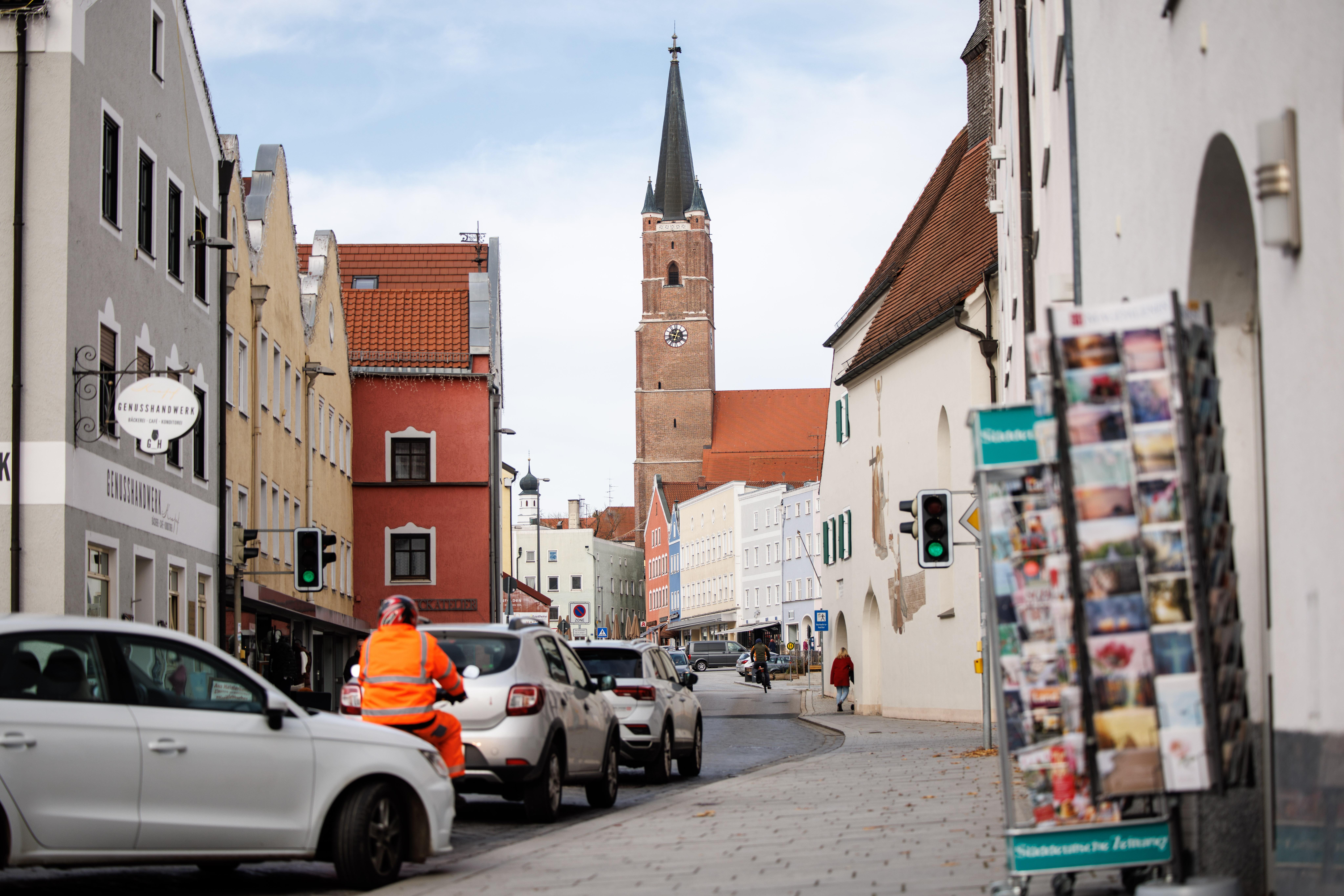 Ein Blick auf die katholische Pfarrkirche St. Nikolaus in Eggenfelden im niederbayerischen Kreis Rottal-Inn. 