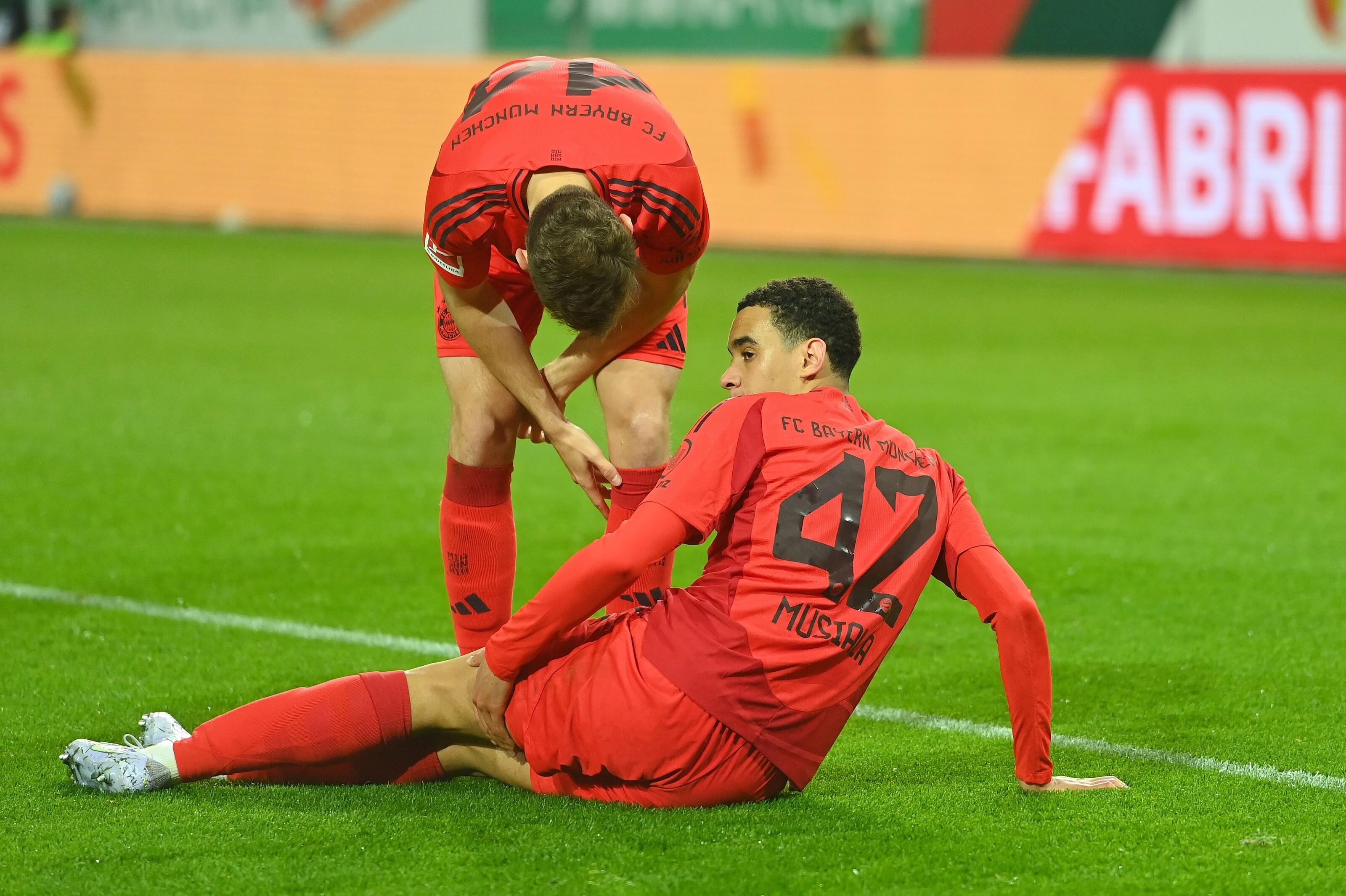 Jamal Musiala sitzt verletzt am Boden