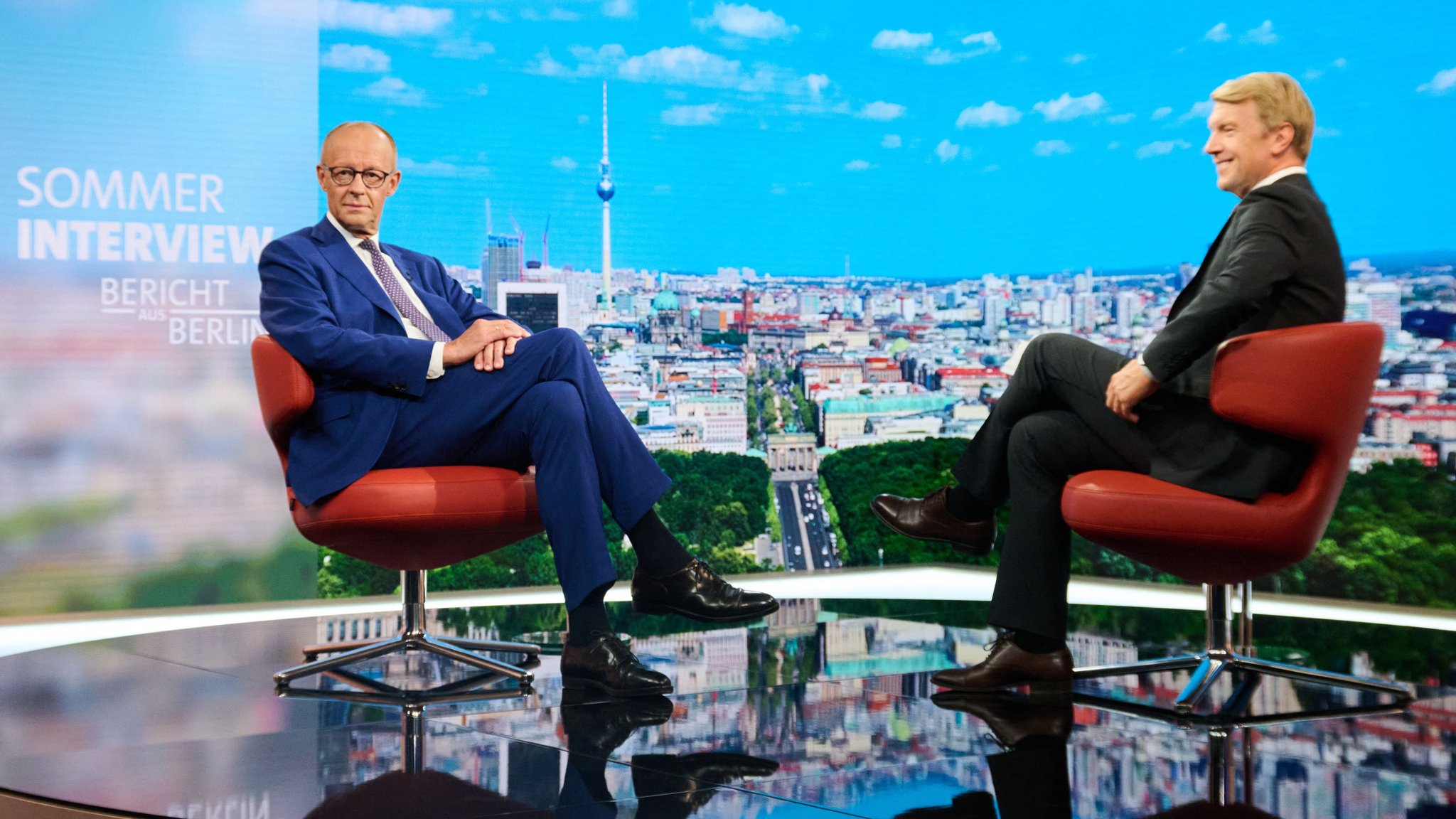 Friedrich Merz im Sommerinterview auf einem roten Sessel (links) mit Markus Preiß (rechts).