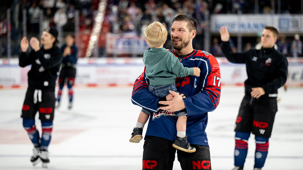 Eishockeyspieler Patrick Reimer und Sohn | Bild: picture-alliance/dpa Eishockeyspieler Patrick Reimer und Sohn