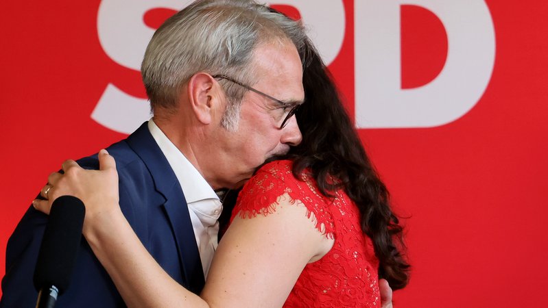Georg Maier (SPD), Vorsitzender der SPD in Thüringen und Spitzenkandidat, umarmt seine Frau Antonia Sturm bei der Wahlparty der SPD. | Bild: picture alliance/dpa | Bodo Schackow Georg Maier (SPD), Vorsitzender der SPD in Thüringen und Spitzenkandidat, umarmt seine Frau Antonia Sturm bei der Wahlparty der SPD.