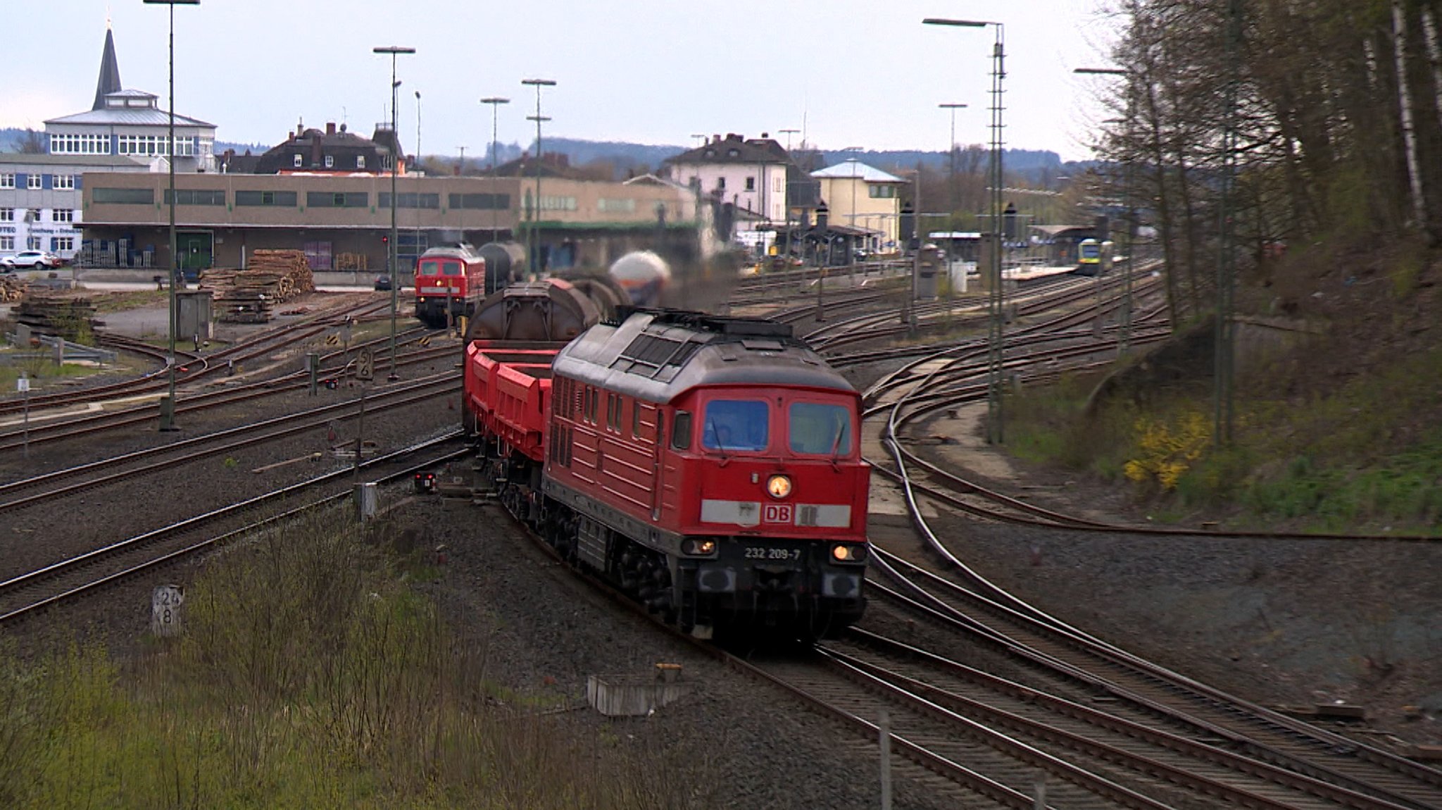 Eine Diesellok fährt auf Gleisen. 