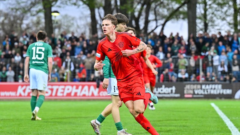 Jubel der Bayern Amateure nach dem Treffer zum 0-1 durch Jonathan Asp JENSEN | Bild: picture alliance / BEAUTIFUL SPORTS Jubel der Bayern Amateure nach dem Treffer zum 0-1 durch Jonathan Asp JENSEN