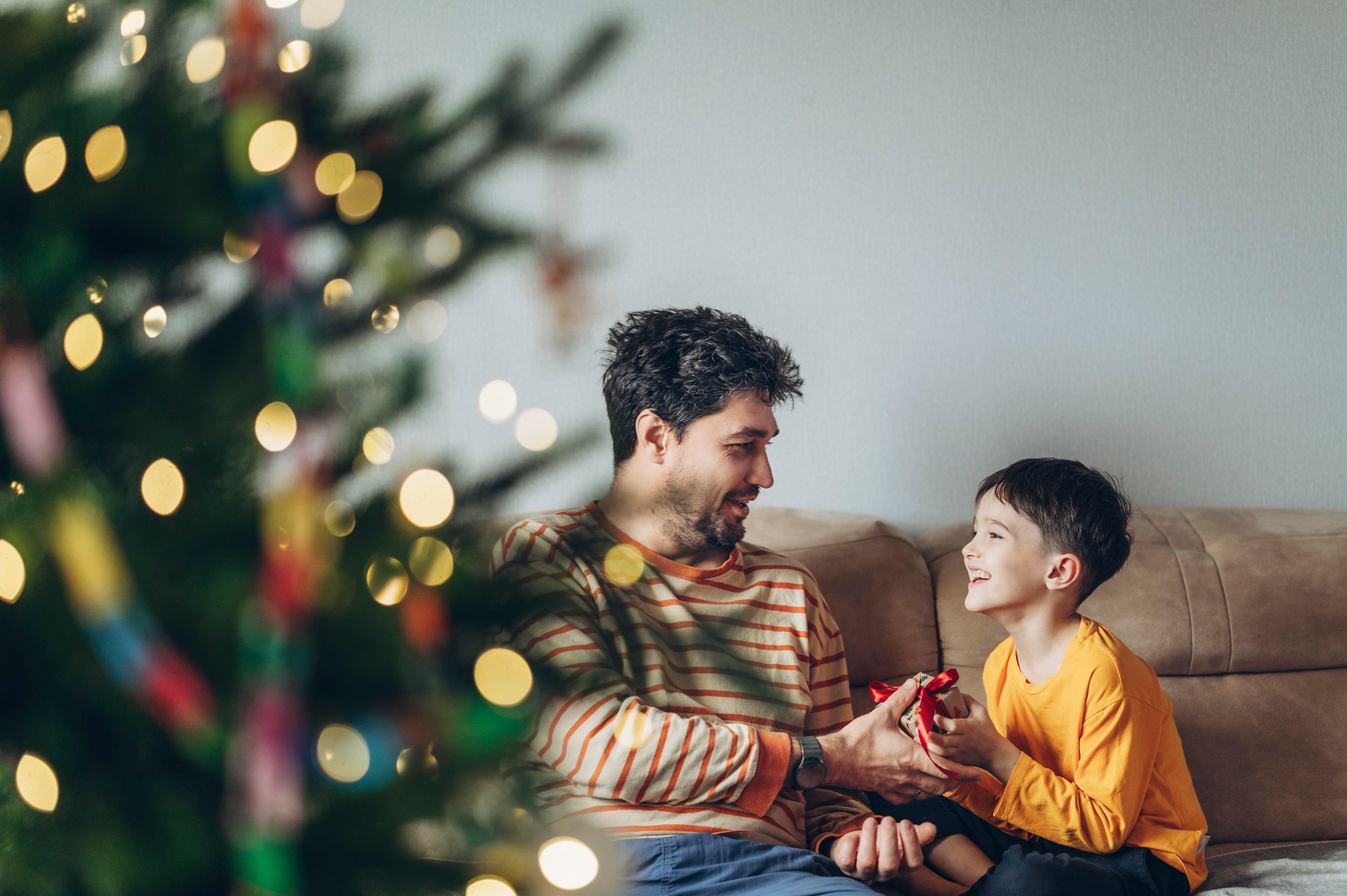 Ein Vater gibt seinem Sohn ein Geschenk