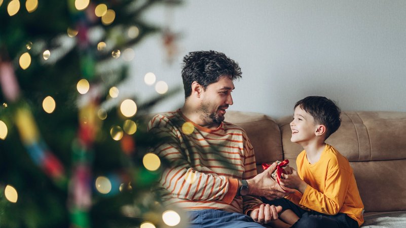 Ein Vater gibt seinem Sohn ein Geschenk | Bild: picture alliance / Westend61 | Anastasiya Amraeva Ein Vater gibt seinem Sohn ein Geschenk