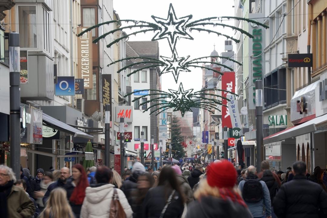 Zahlreiche Menschen erledigen einen Tag vor Heiligabend noch ihre Weihnachtseinkäufe in der Innenstadt. 