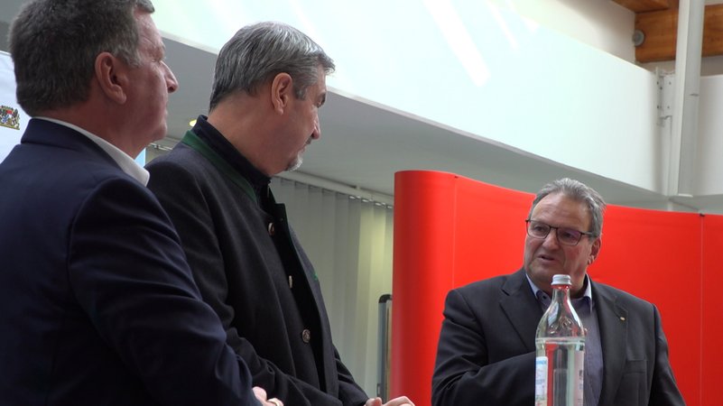 Landrat mit Leib und Seele: Josef Niedermaier im Gespräch mit Ministerpräsident Markus Söder und Verkehrsminister Christian Bernreiter. | Bild: Martin Breitkopf Landrat mit Leib und Seele: Josef Niedermaier im Gespräch mit Ministerpräsident Markus Söder und Verkehrsminister Christian Bernreiter.