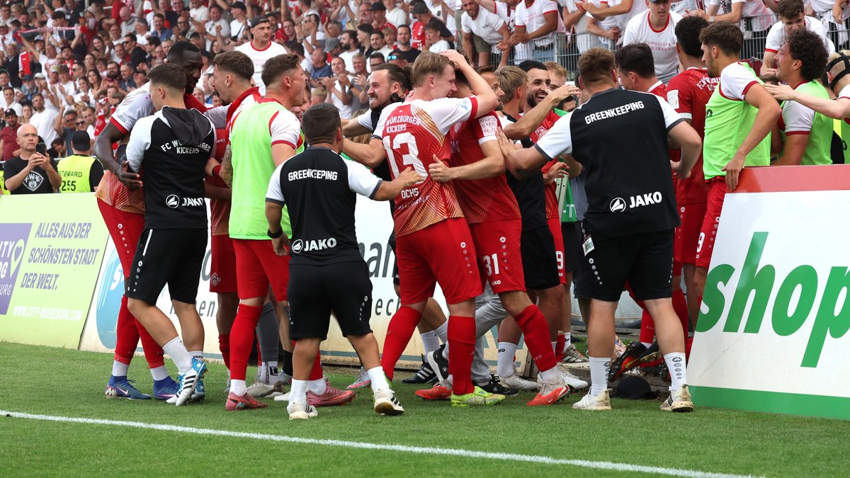 Grenzenloser Jubel in Würzburg: Kickers zurück in Liga drei