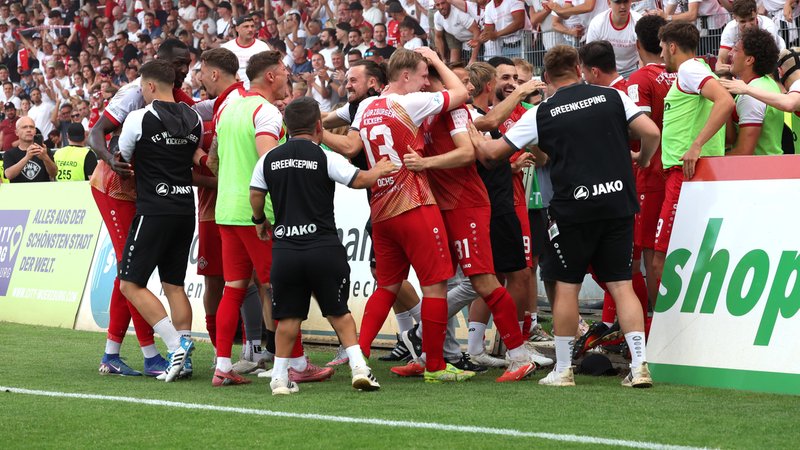 Würzburg feiert den Aufstieg in die 3. Liga | Bild: picture alliance/dpa | Karl-Josef Hildenbrand Würzburg feiert den Aufstieg in die 3. Liga