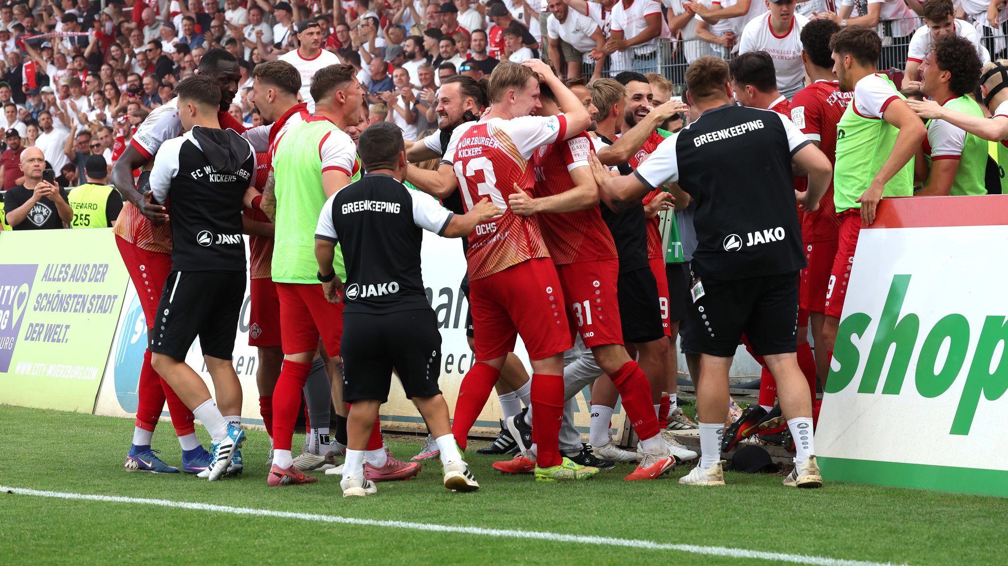 Würzburg feiert den Aufstieg in die 3. Liga | Bild: picture alliance/dpa | Karl-Josef Hildenbrand Würzburg feiert den Aufstieg in die 3. Liga