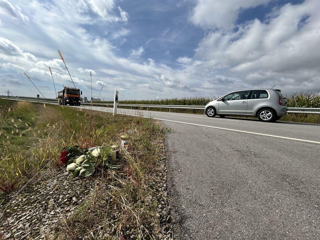 Mitten in der Nacht wird bei Riekofen im Oberpfälzer Landkreis Regensburg ein Fußgänger überfahren. Der Unfall war in der Nacht von Dienstag auf Mittwoch, den 4. September, passiert. Ein 24 Jahre alter Fußgänger wurde von einem Fahrzeug erfasst und verlor dadurch sein Leben. Er starb noch an der Unfallstelle. Wohl ohne anzuhalten, flüchtete das Unfallauto von der Unfallstelle. Die Polizei ermittelt seitdem unter Hochdruck, heißt es.