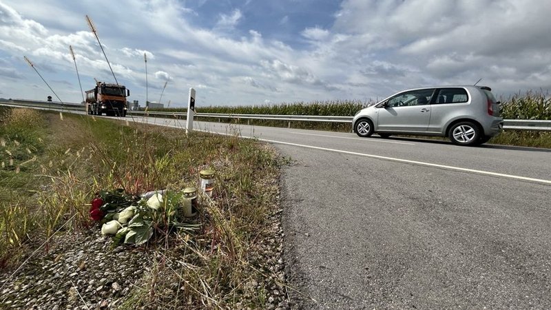Mitten in der Nacht wird bei Riekofen im Oberpfälzer Landkreis Regensburg ein Fußgänger überfahren. Der Unfall war in der Nacht von Dienstag auf Mittwoch, den 4. September, passiert. Ein 24 Jahre alter Fußgänger wurde von einem Fahrzeug erfasst und verlor dadurch sein Leben. Er starb noch an der Unfallstelle. Wohl ohne anzuhalten, flüchtete das Unfallauto von der Unfallstelle. Die Polizei ermittelt seitdem unter Hochdruck, heißt es. | Bild: BR/Andreas Wenleder Mitten in der Nacht wird bei Riekofen im Oberpfälzer Landkreis Regensburg ein Fußgänger überfahren. Der Unfall war in der Nacht von Dienstag auf Mittwoch, den 4. September, passiert. Ein 24 Jahre alter Fußgänger wurde von einem Fahrzeug erfasst und verlor dadurch sein Leben. Er starb noch an der Unfallstelle. Wohl ohne anzuhalten, flüchtete das Unfallauto von der Unfallstelle. Die Polizei ermittelt seitdem unter Hochdruck, heißt es.
