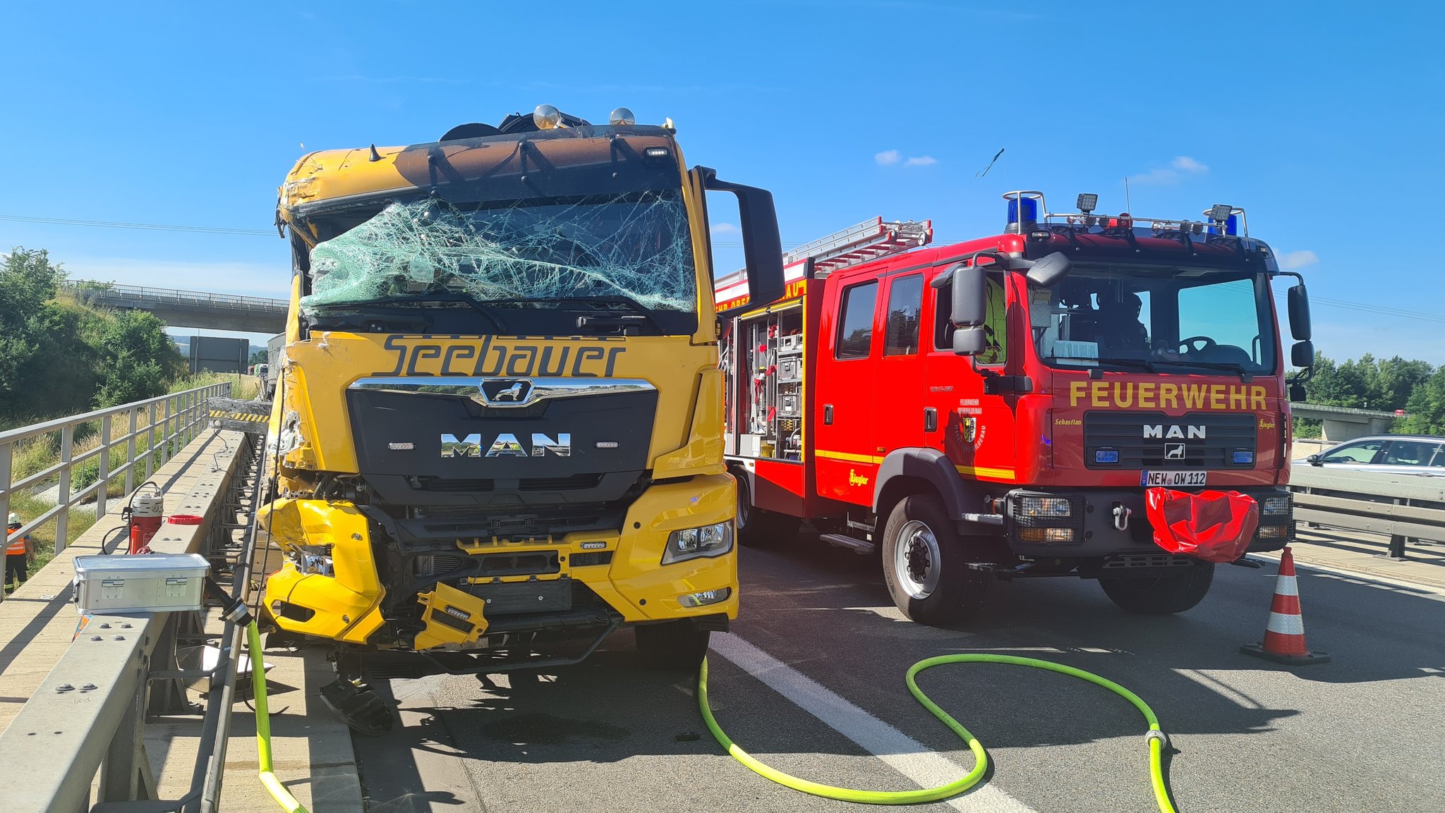 LKW-Fahrer greift nach Wasserflasche: Unfall mit vier Fahrzeugen