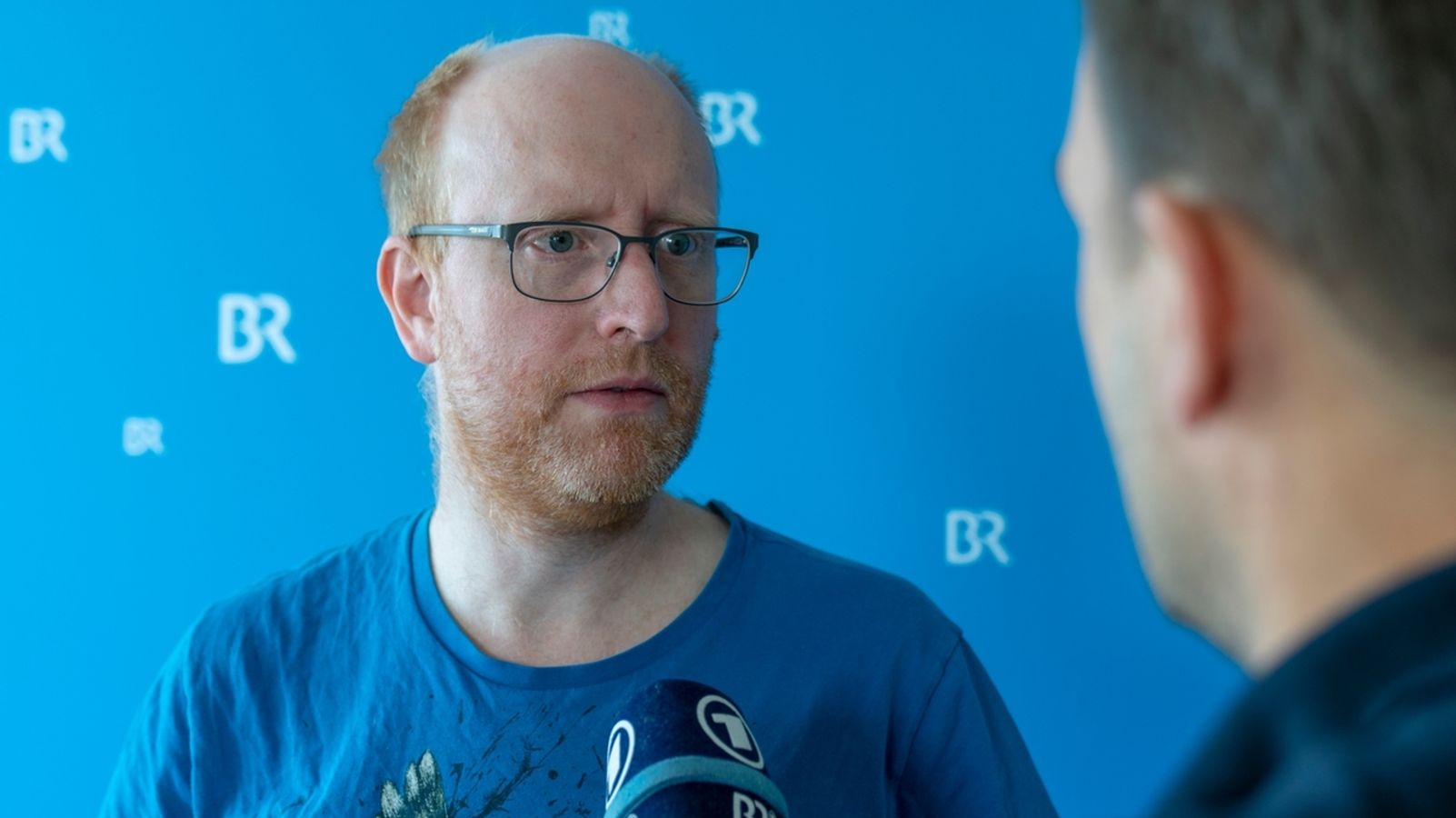 Friedrich Mülln von der "SoKo Tierschutz" spricht in ein BR-Mikrofon | Bild: BR Friedrich Mülln von der "SoKo Tierschutz" spricht in ein BR-Mikrofon