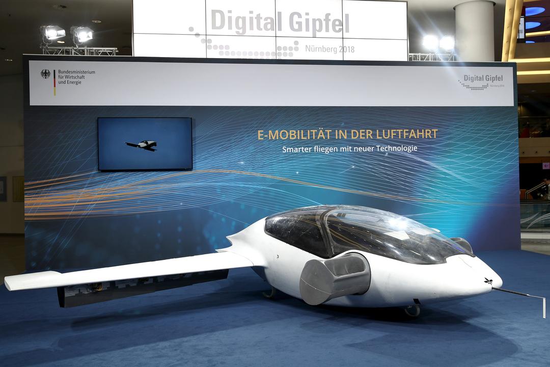 Der Prototyp des ersten flugfähigen "Flugtaxis", der eVTOL - electric vertical take-off and landing Jet - des Herstellers Lilium, ist auf einem Digital-Gipfel ausgestellt.