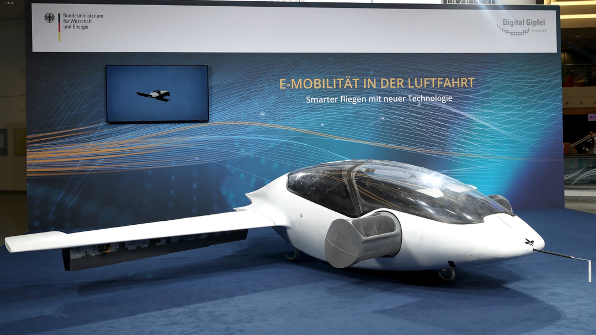 Der Prototyp des ersten flugfähigen "Flugtaxis", der eVTOL - electric vertical take-off and landing Jet - des Herstellers Lilium, ist auf einem Digital-Gipfel ausgestellt.