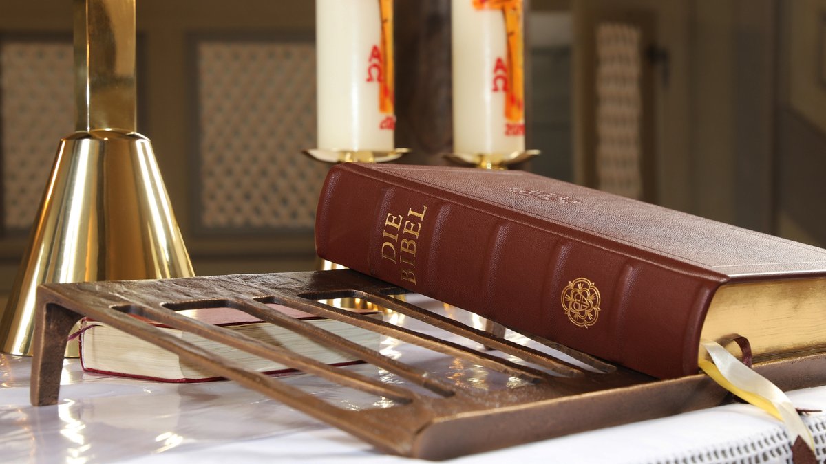 Eine Bibel liegt auf einem Altar (Symbolbild)