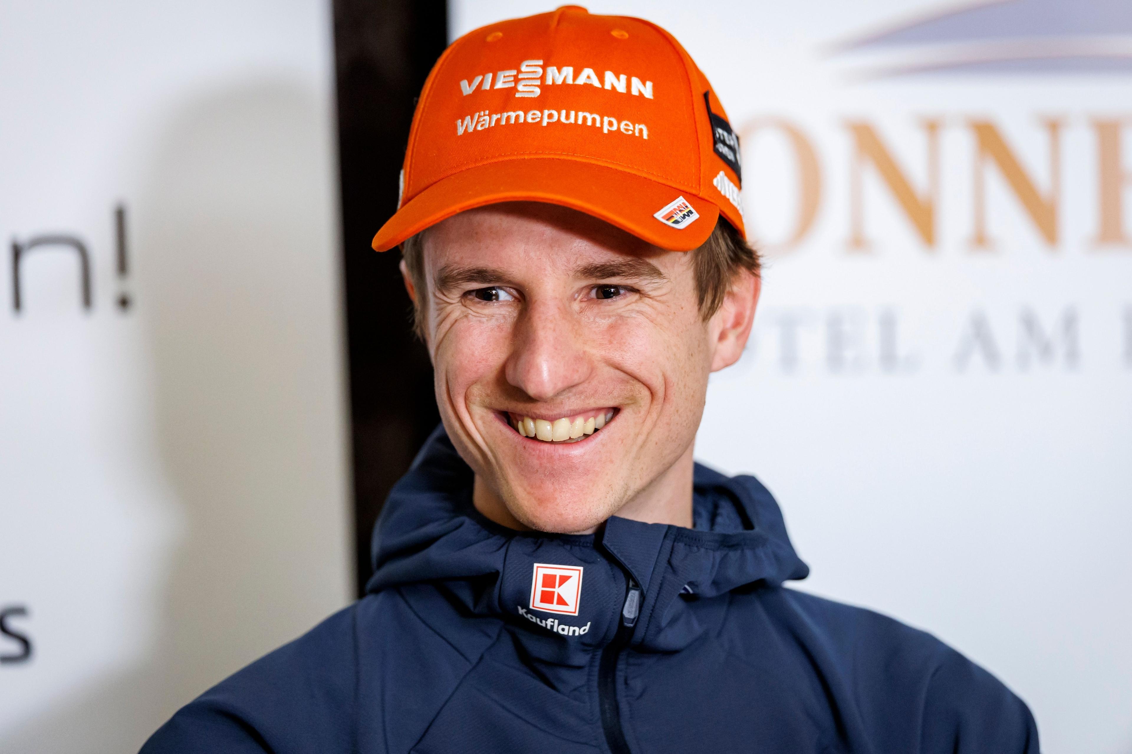 27.12.2025, Bayern, Fischen Im Allgäu: Ski nordisch/Skispringen: Vierschanzentournee, Weltcup, Pressekonferenz des DSV. Der deutsche Skispringer Karl Geiger bei einer Pressekonferenz im Vorfeld der Vierschanzentournee. 