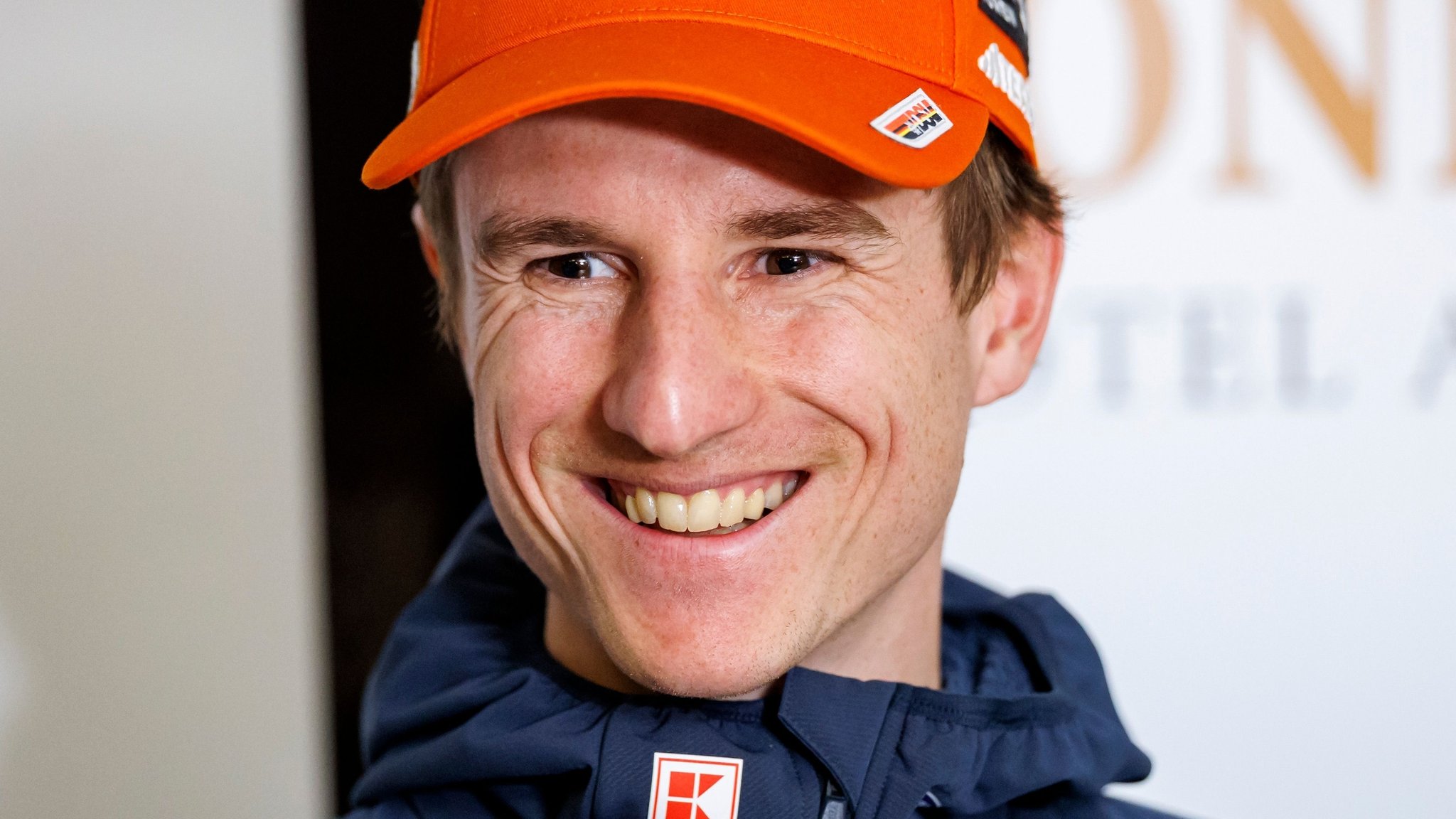 27.12.2025, Bayern, Fischen Im Allgäu: Ski nordisch/Skispringen: Vierschanzentournee, Weltcup, Pressekonferenz des DSV. Der deutsche Skispringer Karl Geiger bei einer Pressekonferenz im Vorfeld der Vierschanzentournee. 