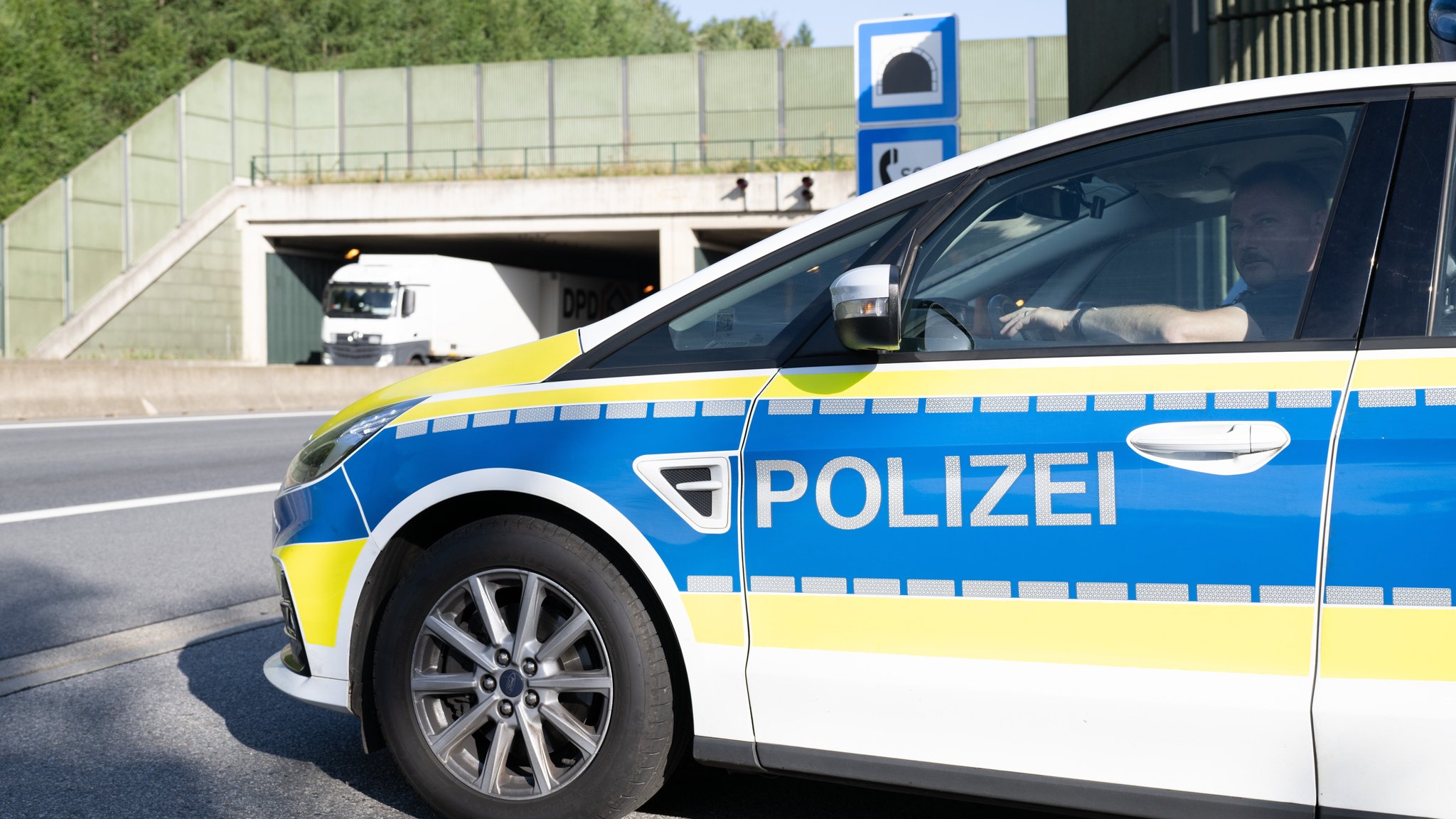 Auf der Suche nach Schleusern beobachtet eine Streife mit Bundespolizisten an Bord nahe der deutsch-tschechischen Grenze den Verkehr