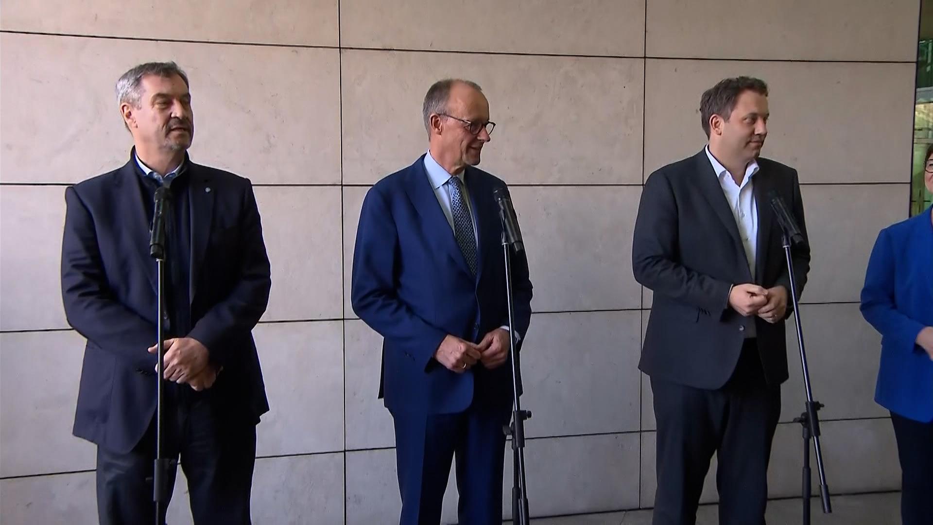 Nach Beratungen in 16 Arbeitsgruppen werden die Verhandlungen jetzt mit den Spitzenpolitikern der Parteien fortgesetzt.