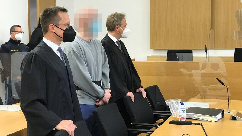 Dominik R. in Handschellen zwischen seinen Verteidigern vor dem Landgericht Deggendorf im Mai 2022.